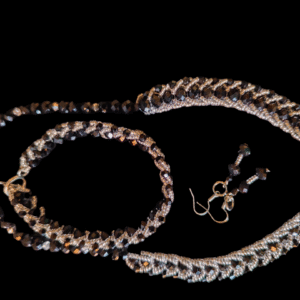 Black and white necklace se